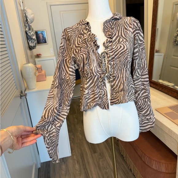 ShowPo dillie top in zebra size 6 or S zebra print tie front blouse brown - Picture 2 of 12